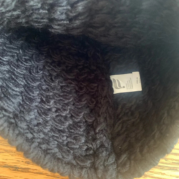 Fabletics hat, beanie with a ball, pompom - Picture 2 of 5